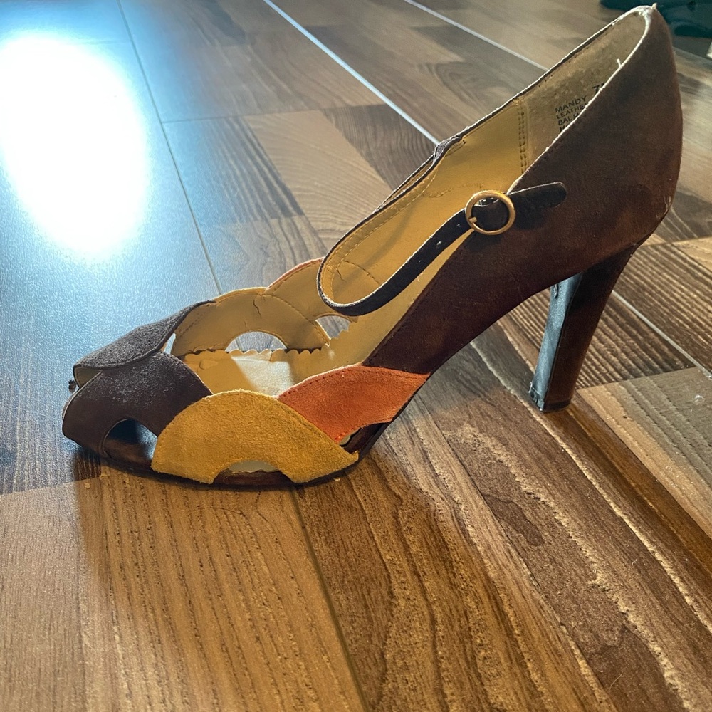 Fun Chinese Laundry Suede Heels!!